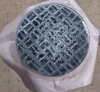 After some pressing while immersed in a hot water bath to ensure the pitch flows, the black pitch is touching the mirror in the center as well.  Good contact achieved!